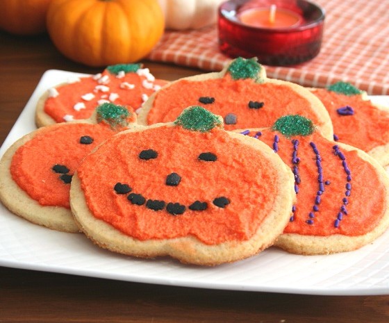 Pumpkin-shaped cookies as a healthy Halloween option