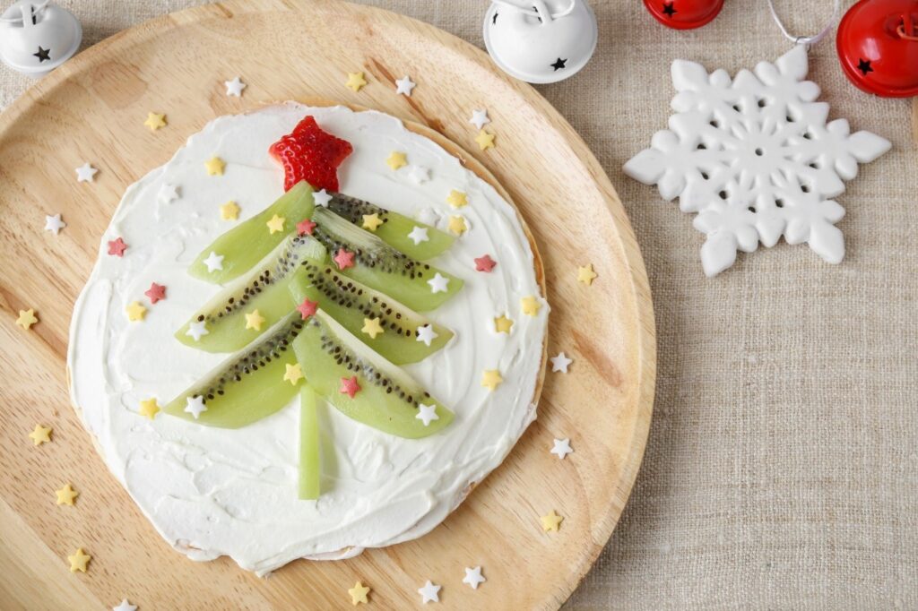 Fruit-shaped Christmas tree on a platter