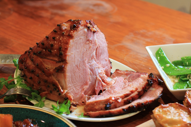 Glazed ham with cloves for a ketogenic Christmas