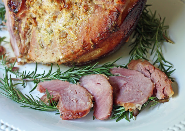 Large ham and sliced ham on rosemary as an example of a low-carb Easter recipe